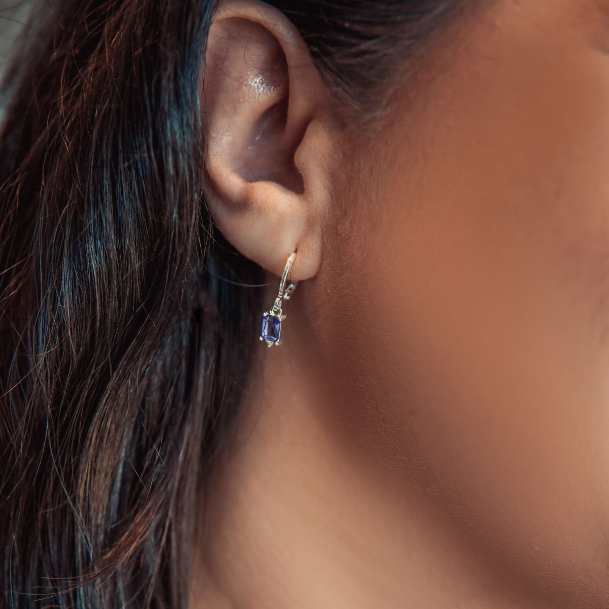 Argola com zircônia lavanda com detalhe de zircônia branca folheada a prata (Grazi Loro)