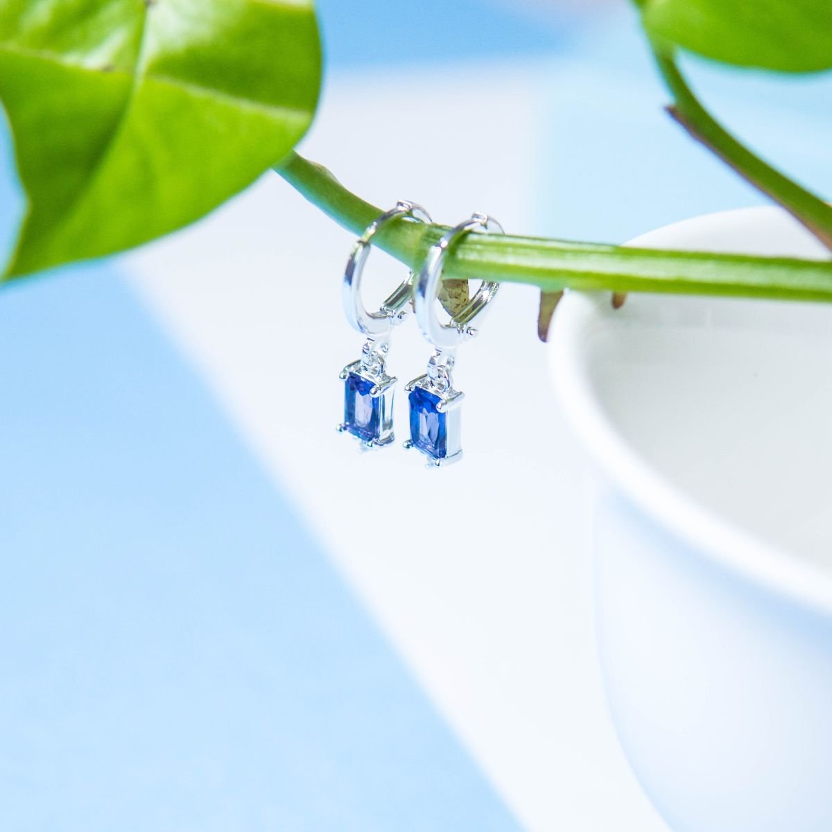 Argola com zircônia lavanda com detalhe de zircônia branca folheada a prata (Grazi Loro)