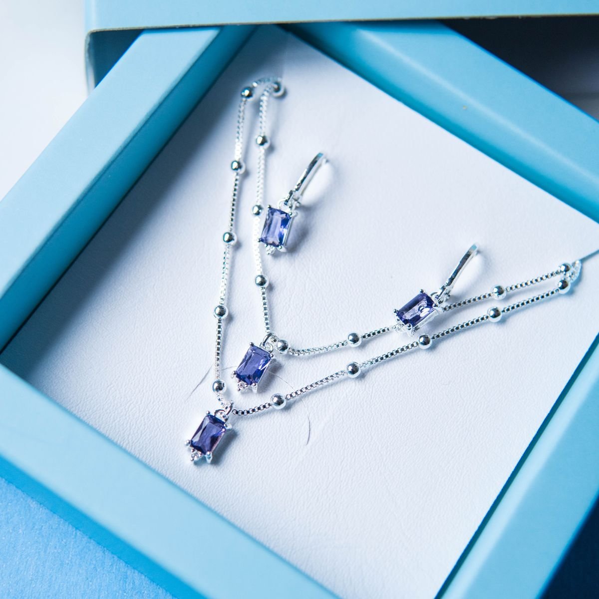 Argola com zircônia lavanda com detalhe de zircônia branca folheada a prata (Grazi Loro)