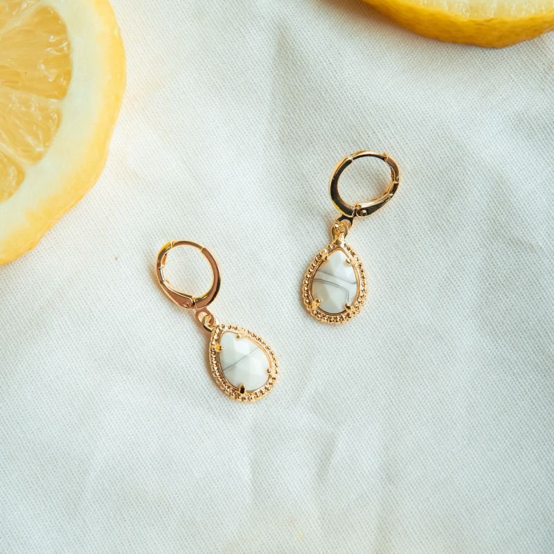 Argola Howlita sintética folheada a ouro 18k