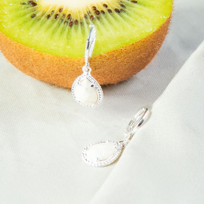 Argola de pedra cor offwhite folheada a prata