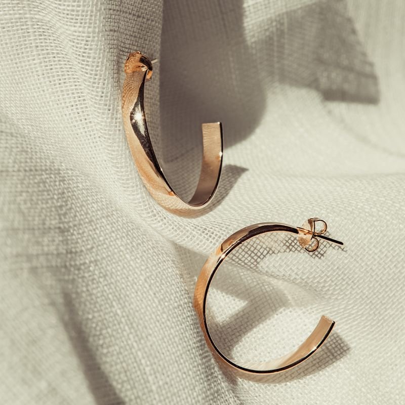 Argola lisa grande folheada a ouro 18k