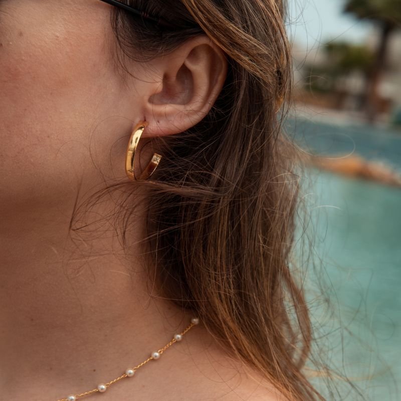 Argola lisa grande folheada a ouro 18k