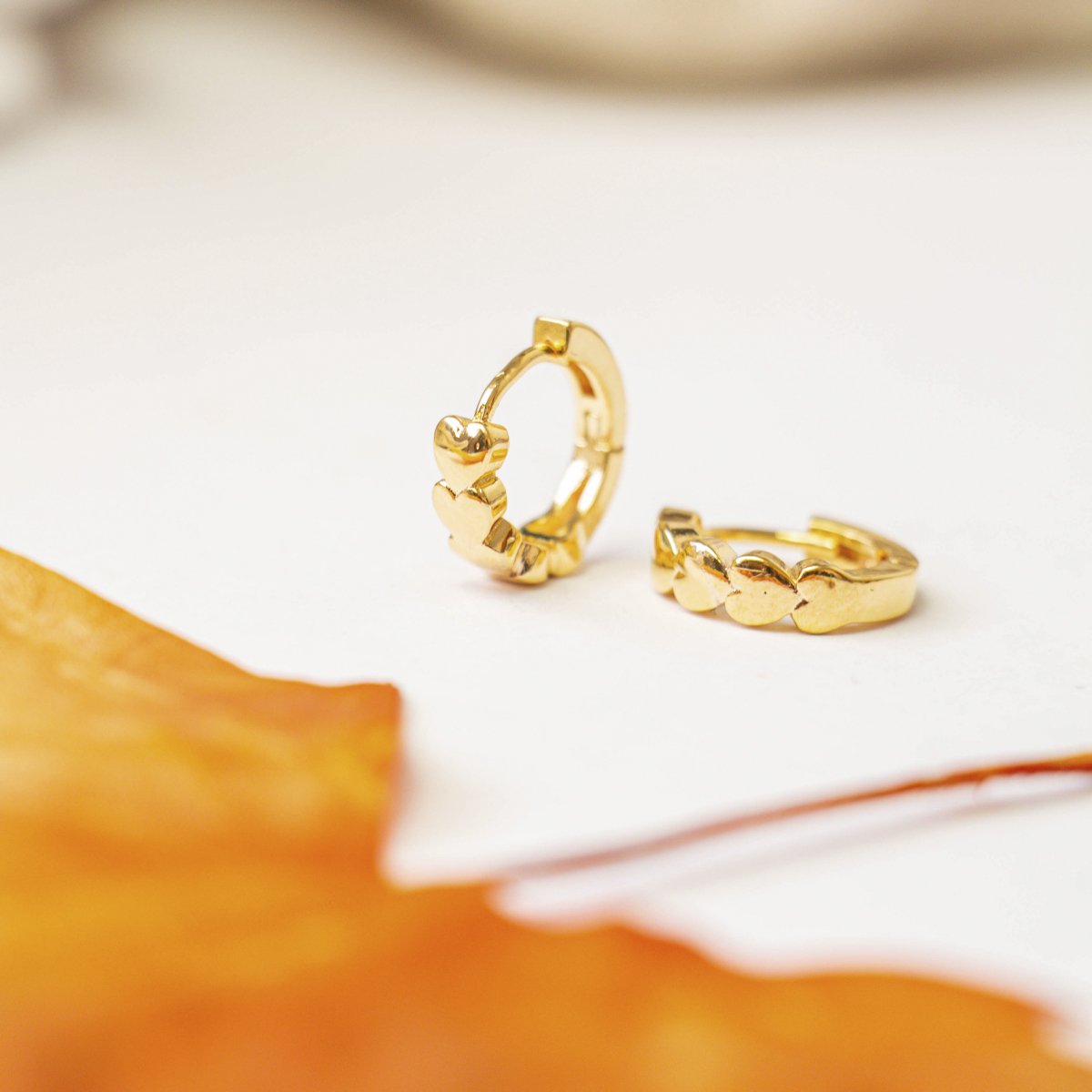Argola média com corações folheada a ouro 18k