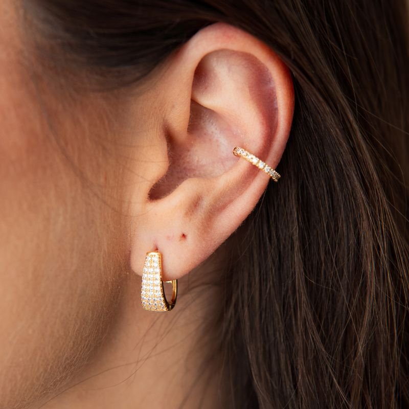 Argola oval cravejada folheada a ouro 18k