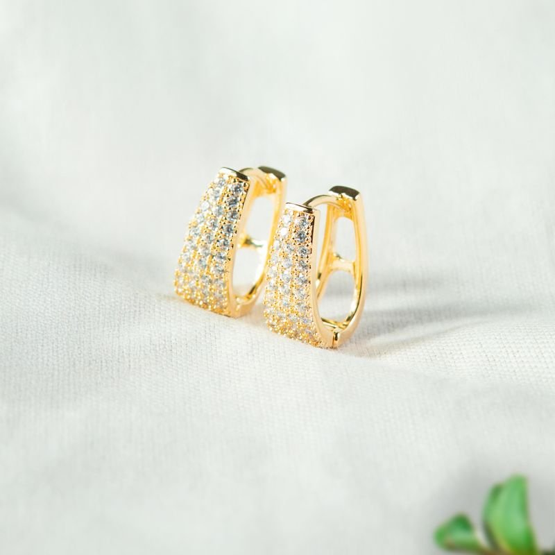 Argola oval cravejada em zircônia folheada a ouro 18k