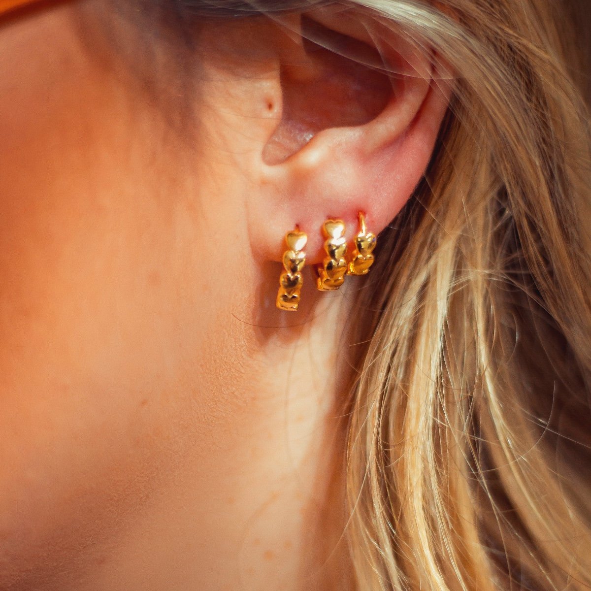 Argola pequena com corações folheada a ouro 18k