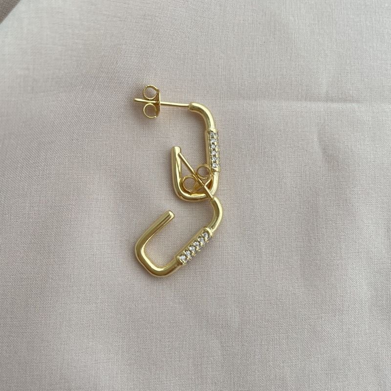 Argola retangular com centro cravejado em zircônia folheada a ouro 18k