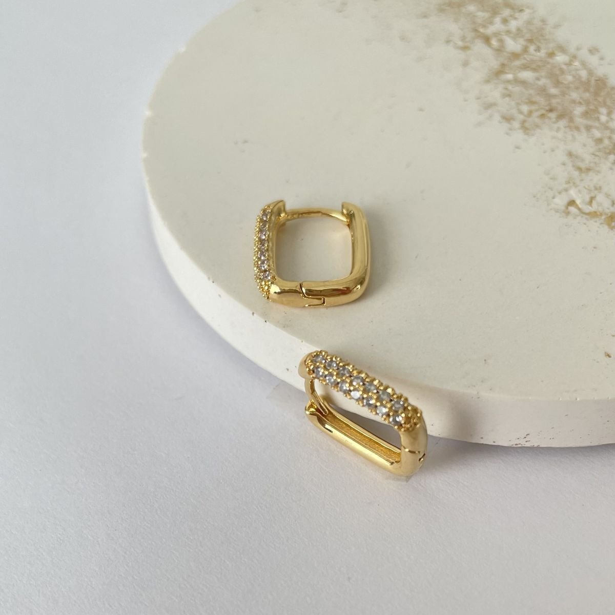 Argola retangular cravejada folheada a ouro 18k