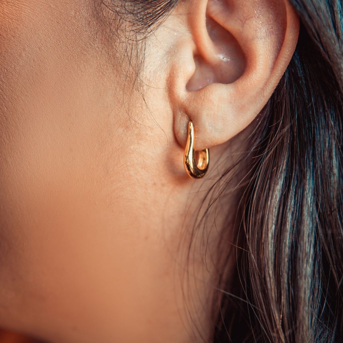 Argola tipo gota minimalista folheada a ouro 18k (Jeni Casagrande)