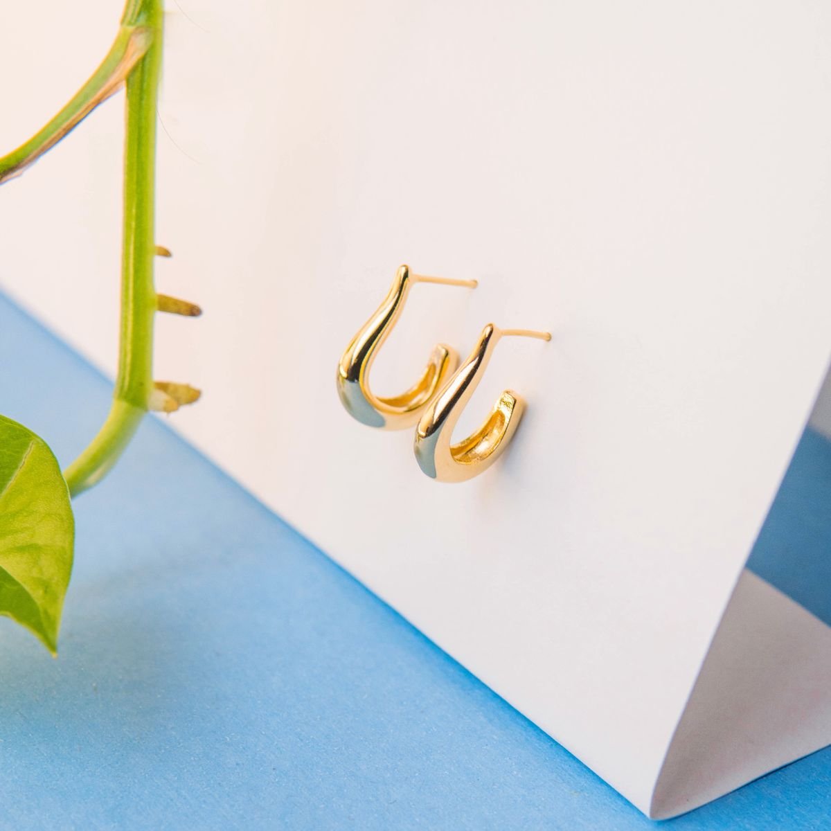 Argola tipo gota minimalista folheada a ouro 18k (Jeni Casagrande)