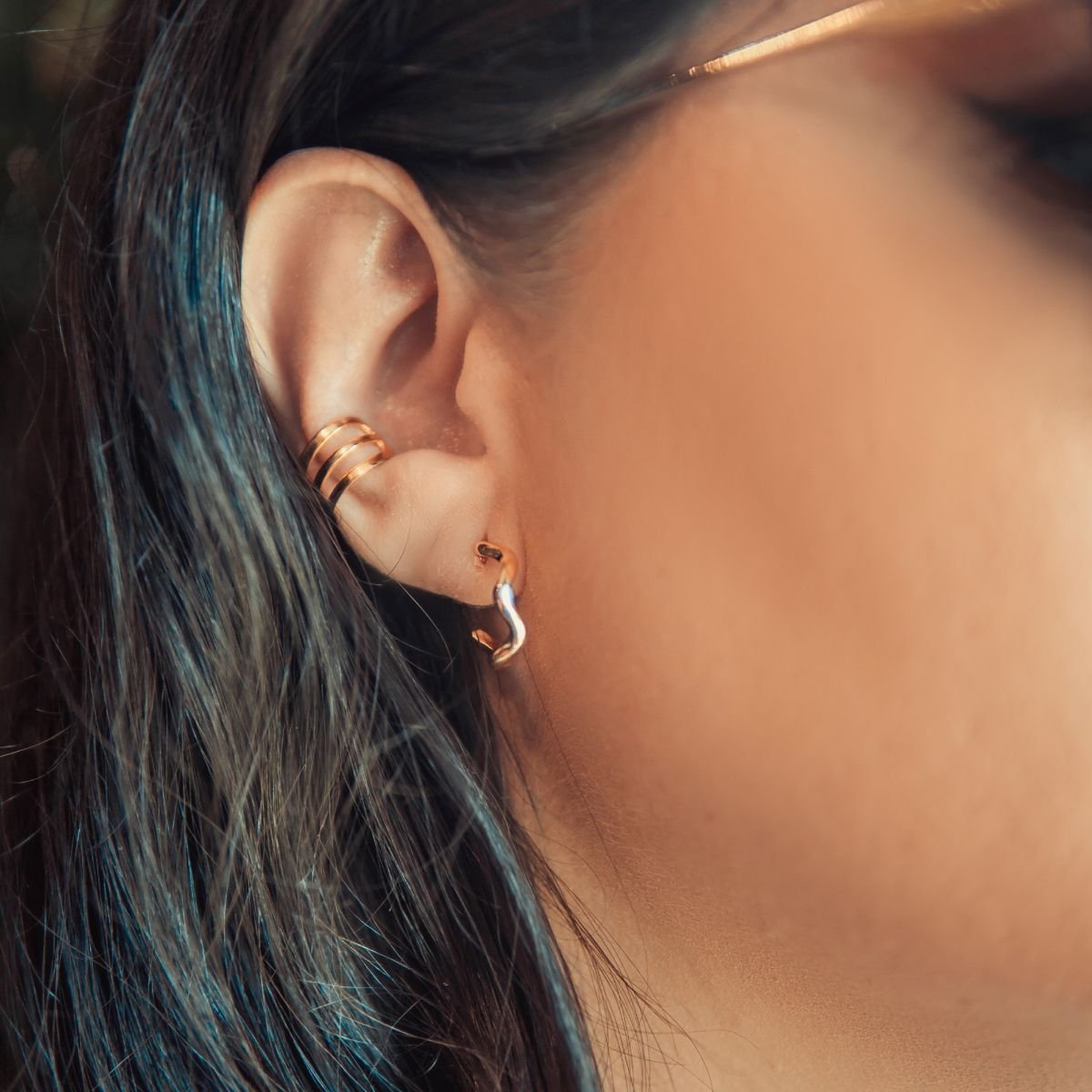 Argola torcida folheada a ouro 18k (Anna Laura)