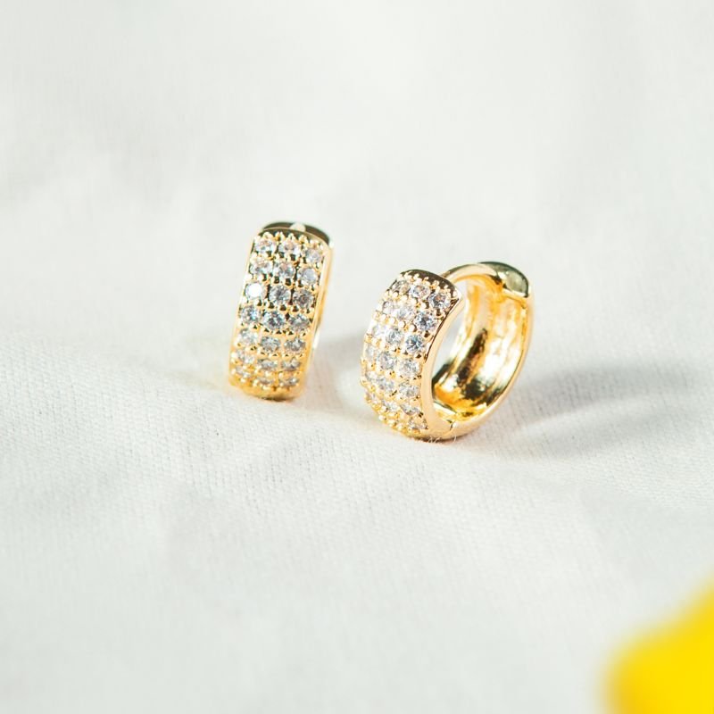 Argola tradicional três linhas cravejada folheado a ouro 18k