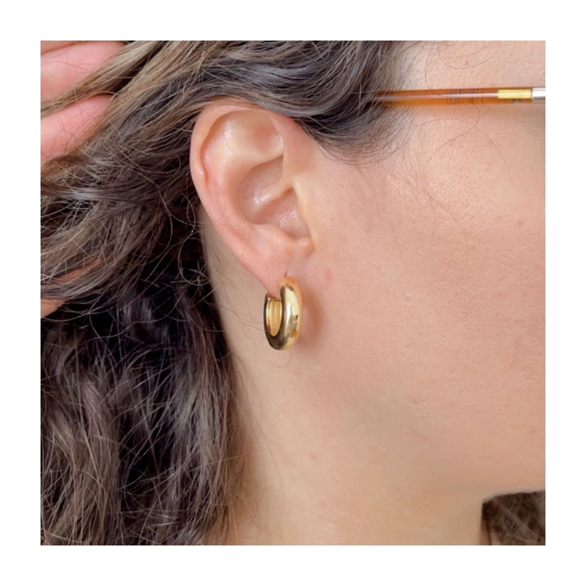 Argola tubo lisa folheada a ouro 18k
