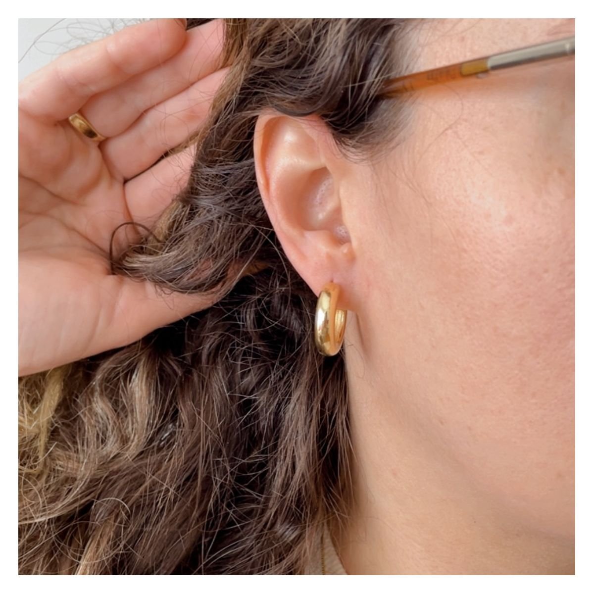 Argola tubo lisa folheada a ouro 18k