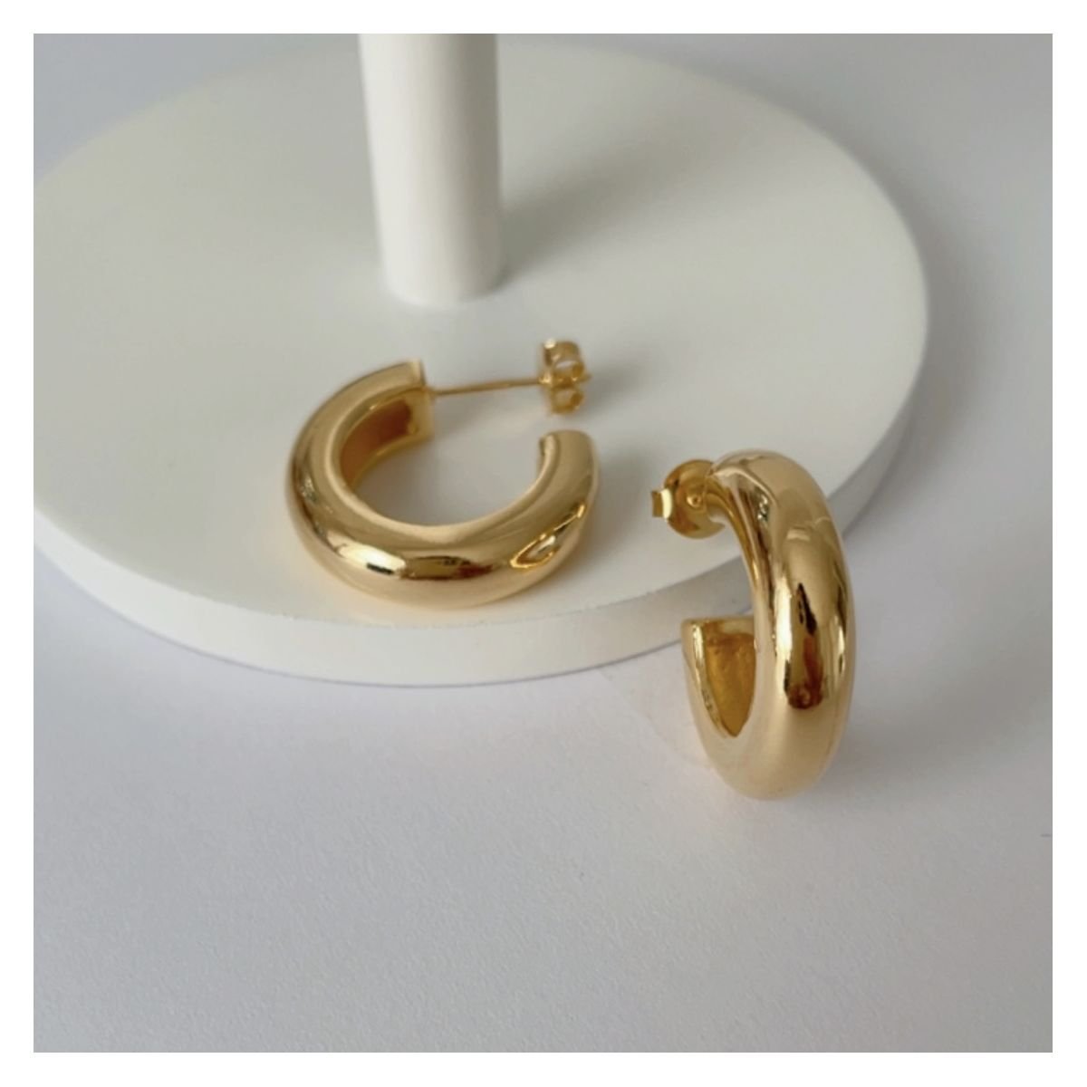 Argola tubo lisa folheada a ouro 18k