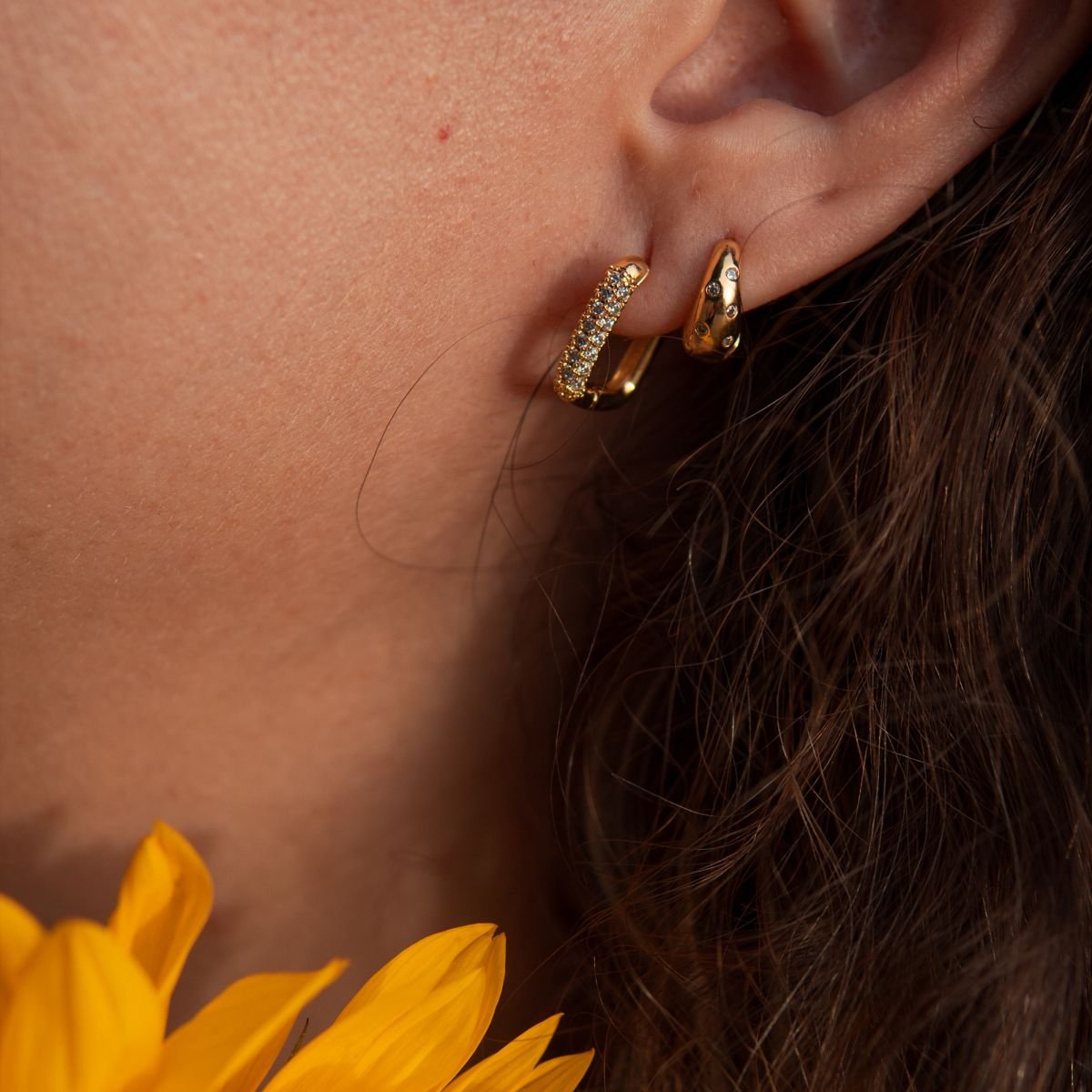 Argolinha abaulada com zircônias folheada a ouro 18k