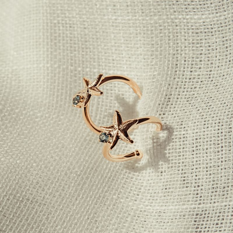Argolinha de estrela do mar com zircônia azul folheada a ouro 18k