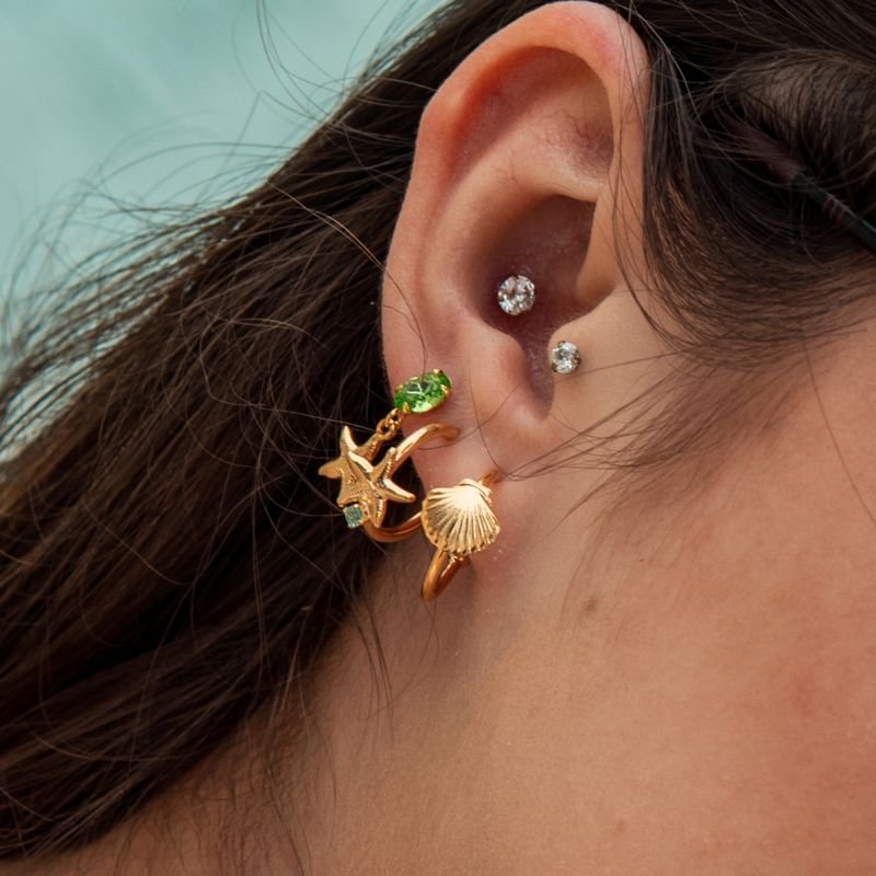 Argolinha de estrela do mar com zircônia azul folheada a ouro 18k