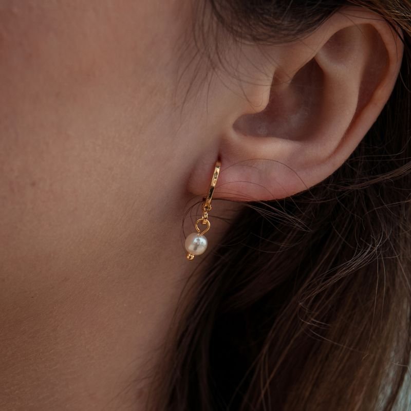 Argolinha de pérola folheada a ouro 18k