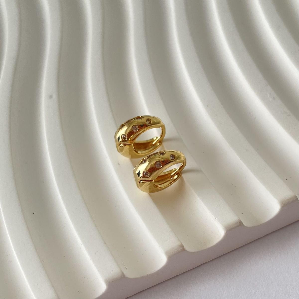 Argolinha abaulada com zircônias folheada a ouro 18k