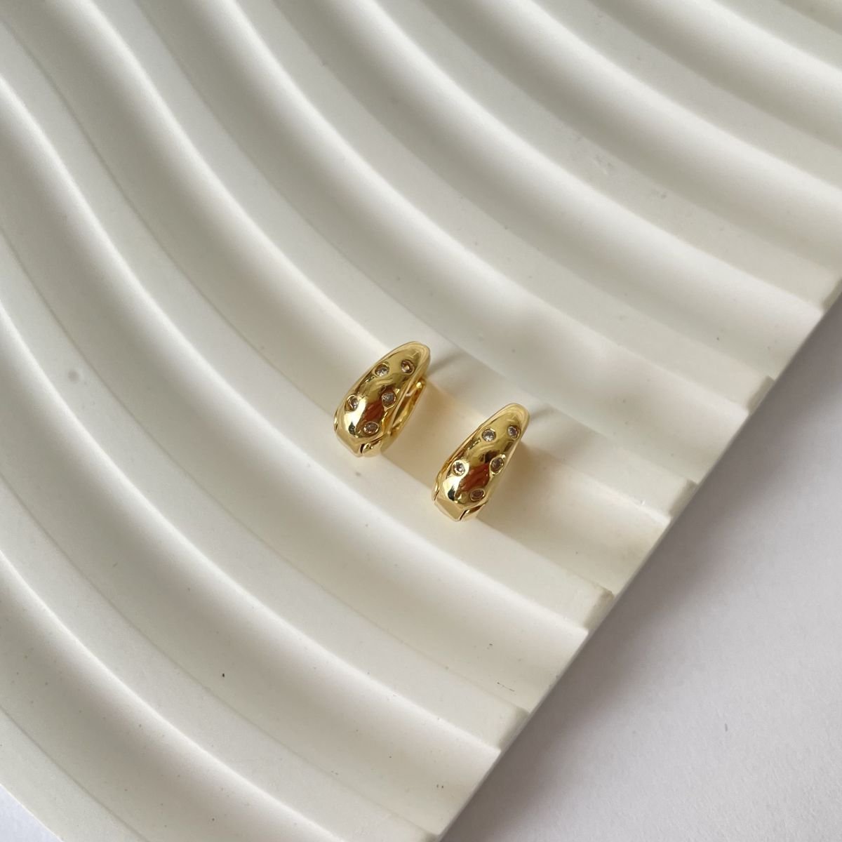 Argolinha abaulada com zircônias folheada a ouro 18k