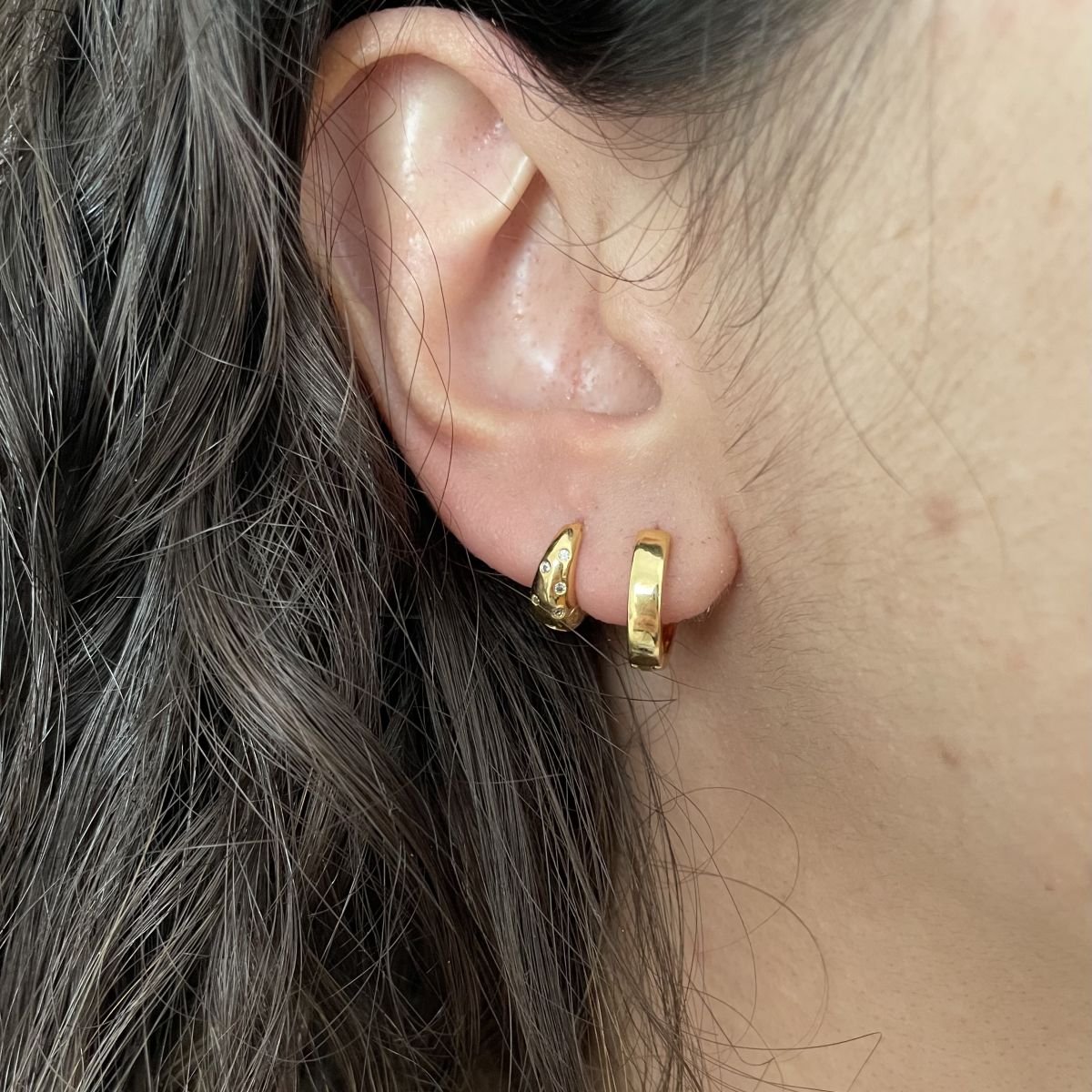 Argolinha abaulada com zircônias folheada a ouro 18k