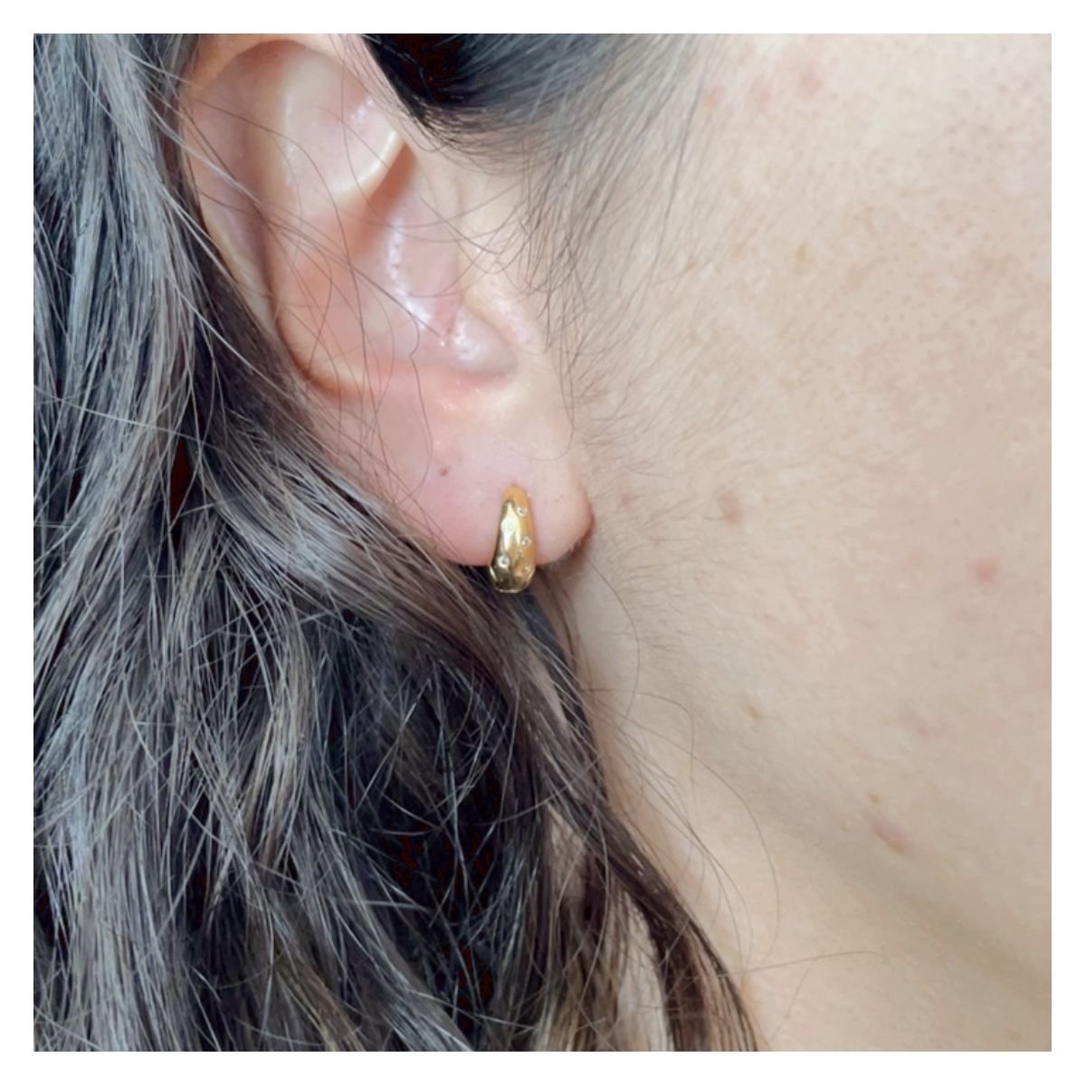 Argolinha abaulada com zircônias folheada a ouro 18k