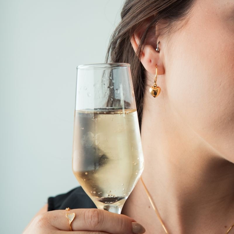 Argolinha lisa com pingente de coração folheada a ouro 18k
