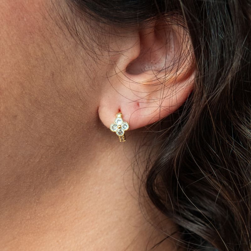 Argolinha flor folheada a ouro 18k