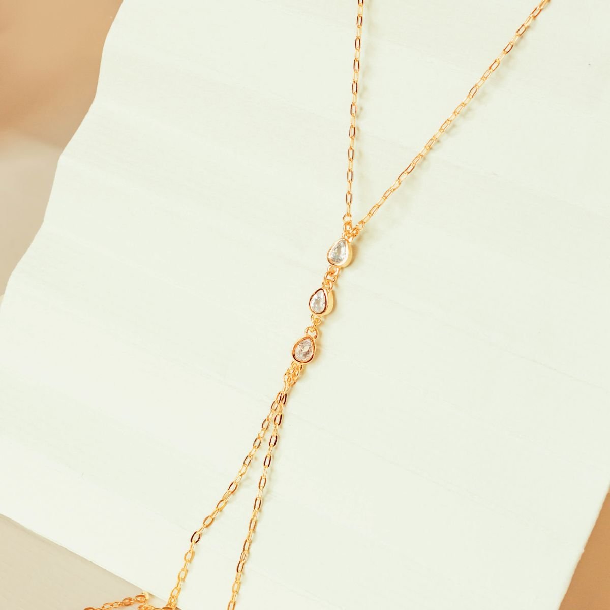 Body Chain com pontos de luz folheado a ouro 18k
