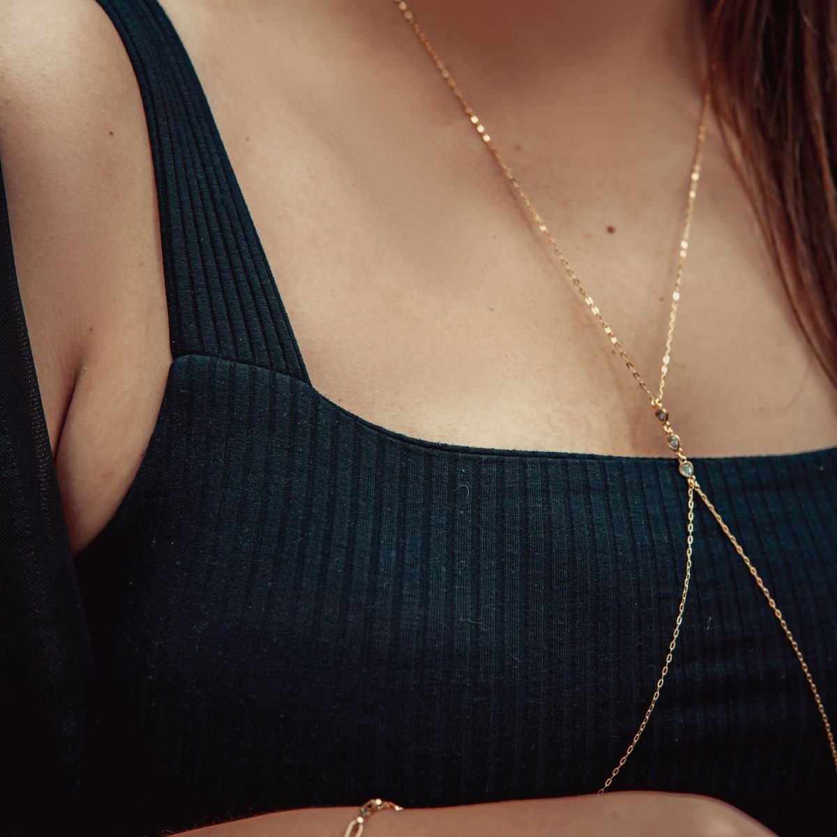 Body Chain com pontos de luz folheado a ouro 18k