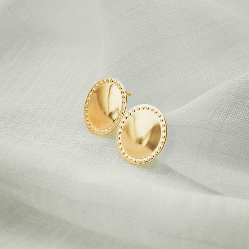Brinco botão com detalhes em contorno folheado a ouro 18k