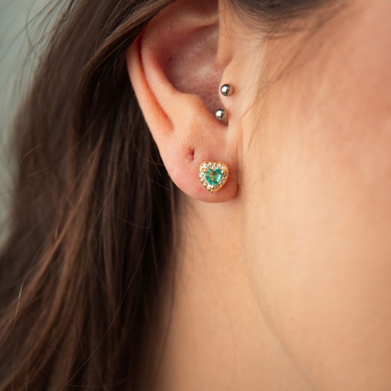 Brinco de coração com zircônia verde folheado a ouro 18k
