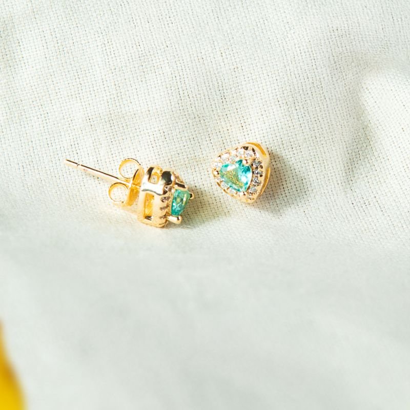 Brinco de coração com zircônia verde folheado a ouro 18k