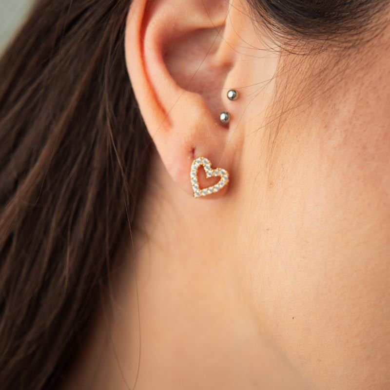 Brinco coração vazado cravejado folheado a ouro 18k