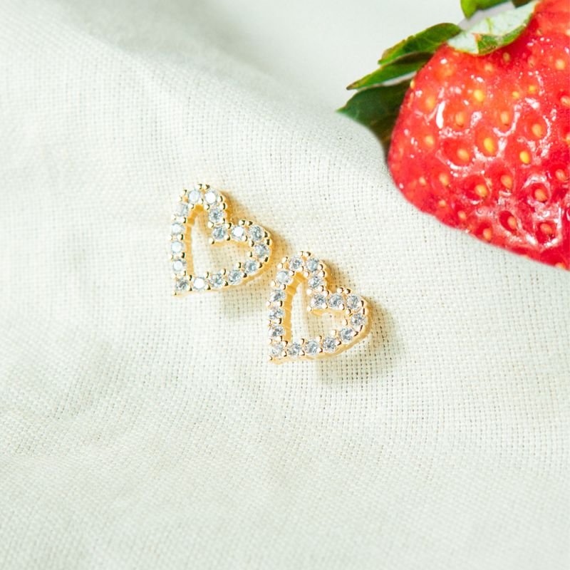 Brinco coração vazado cravejado em zircônia folheado a ouro 18k