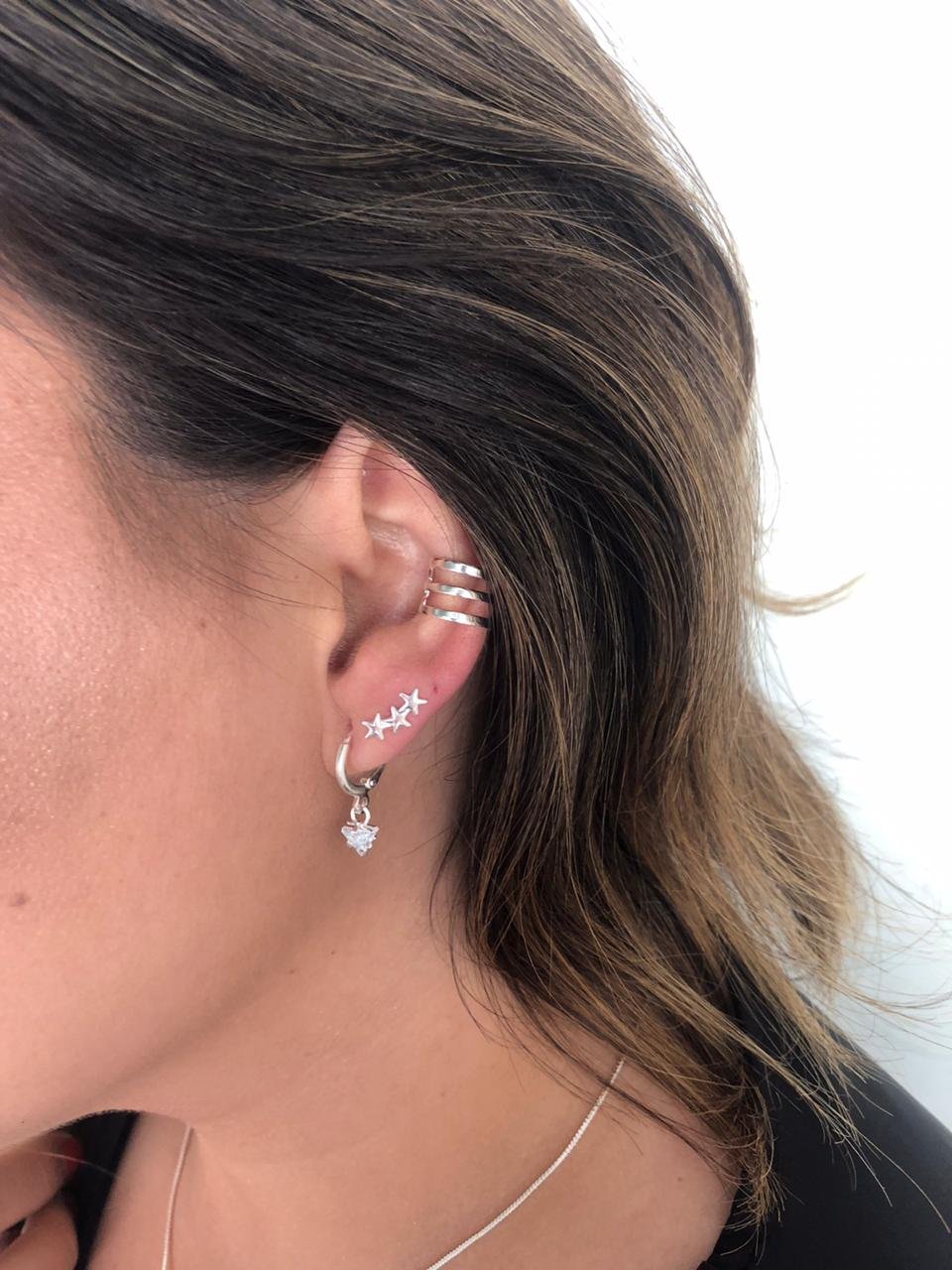 Brinco de argola fechada em triângulo pequeno de zircônia, folheado a prata