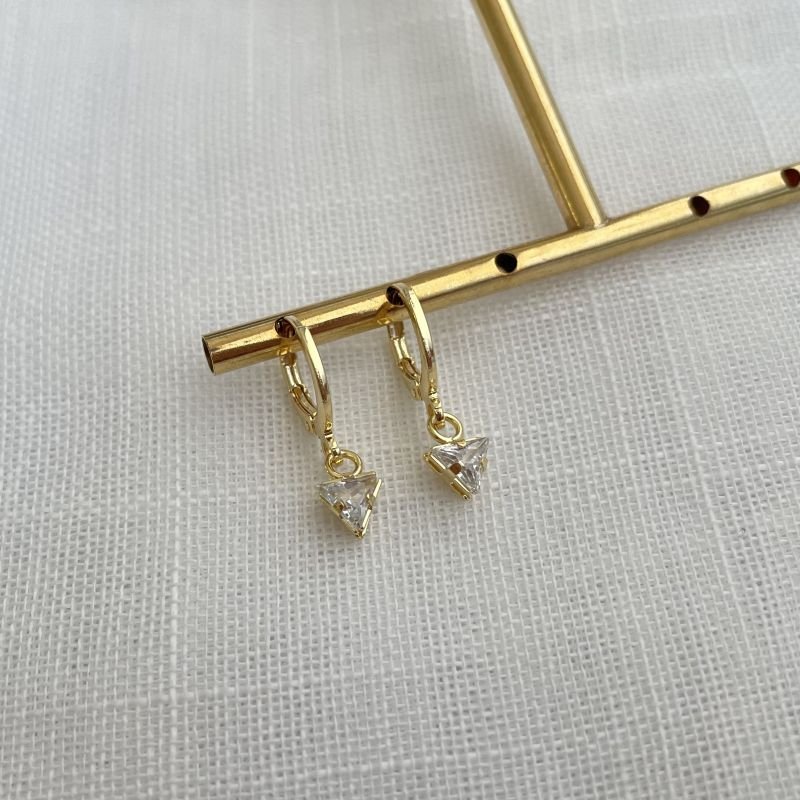 Brinco de argola fechada em triângulo pequeno de zircônia, folheado a ouro 18k