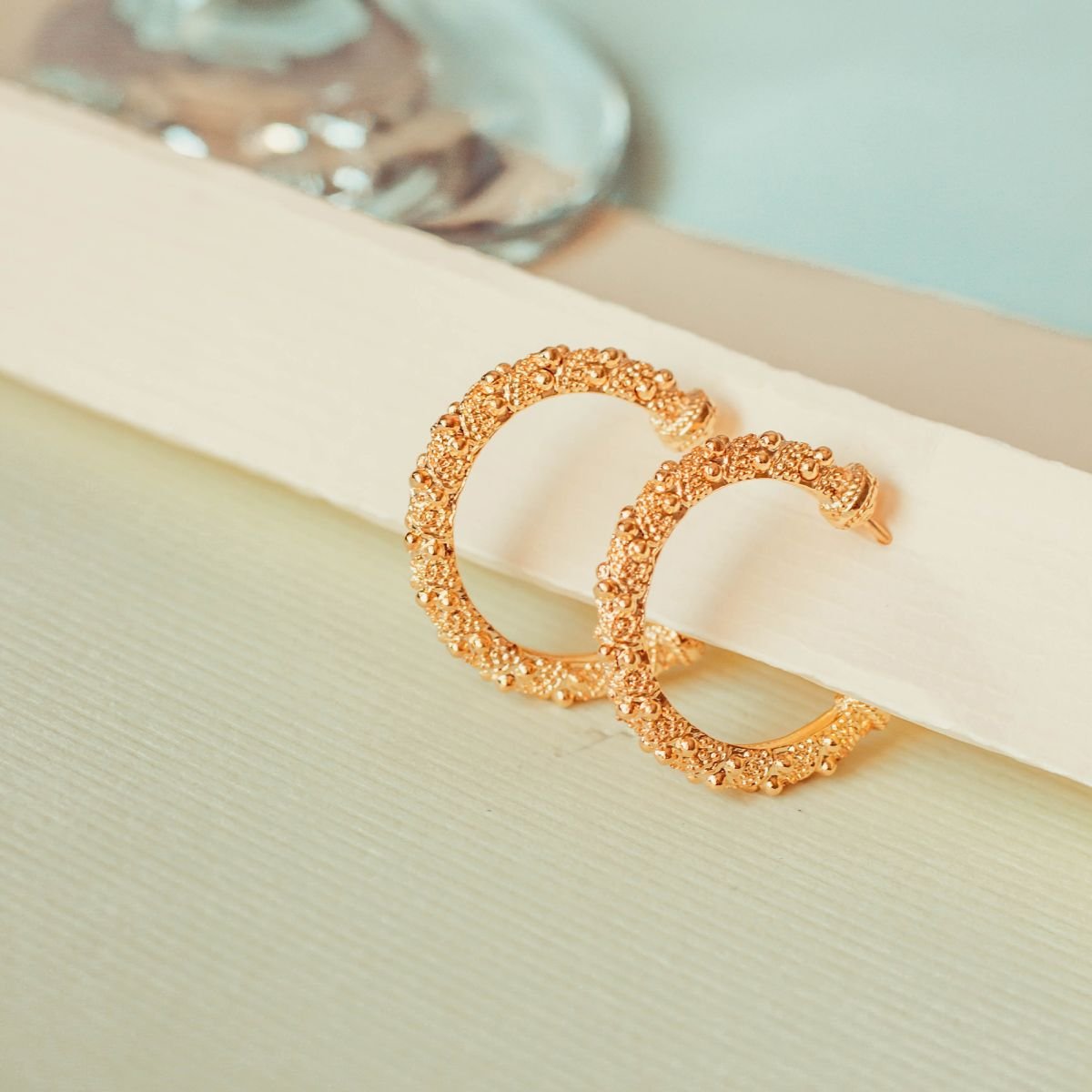 Brinco de argola grande de esferas folheada a ouro 18k