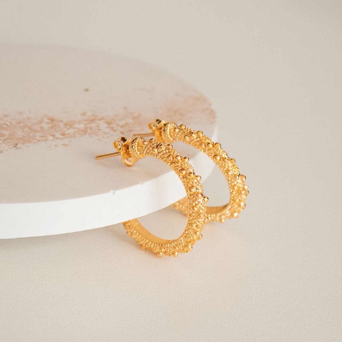Brinco de argola grande de esferas folheada a ouro 18k