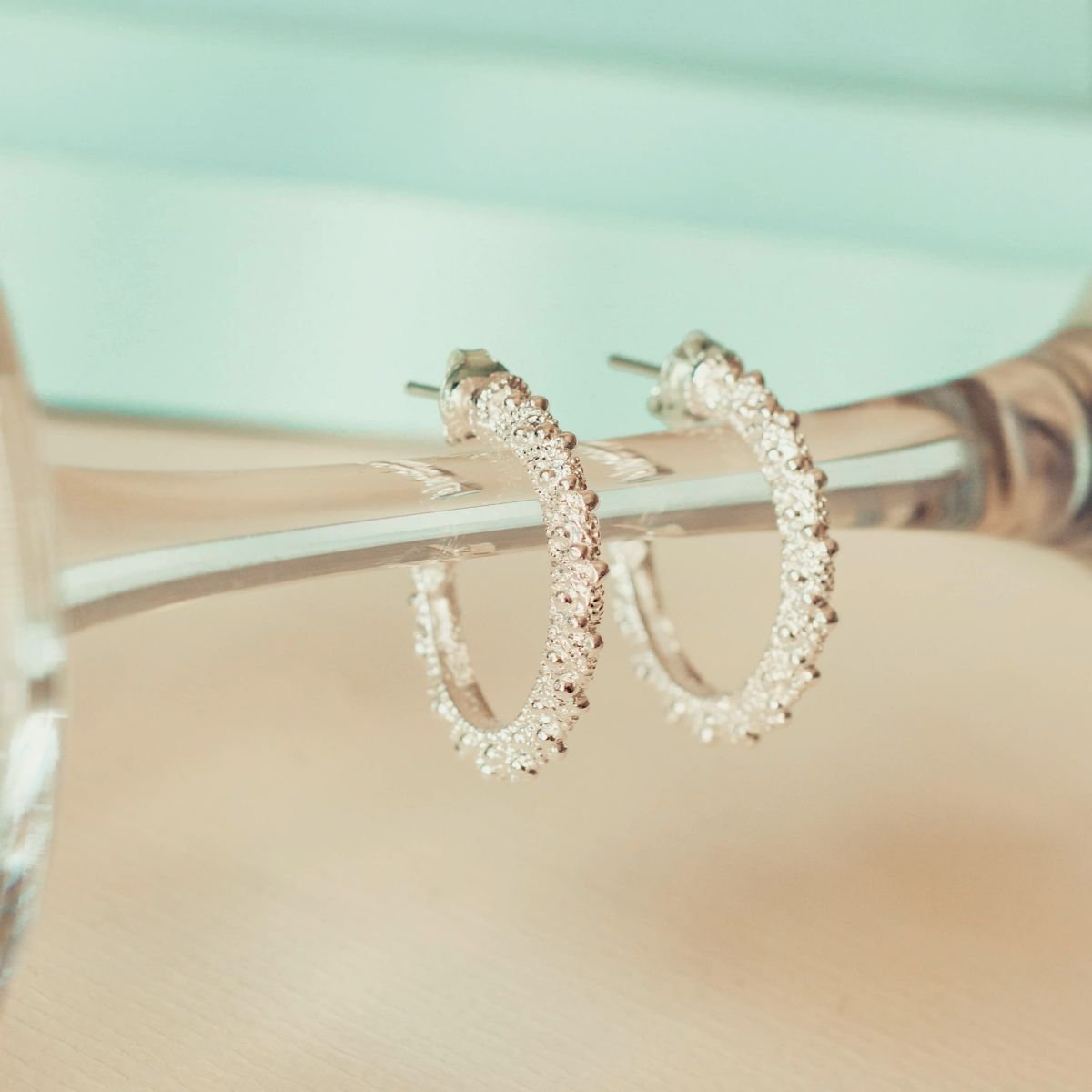 Brinco de argola grande de esferas folheada a prata