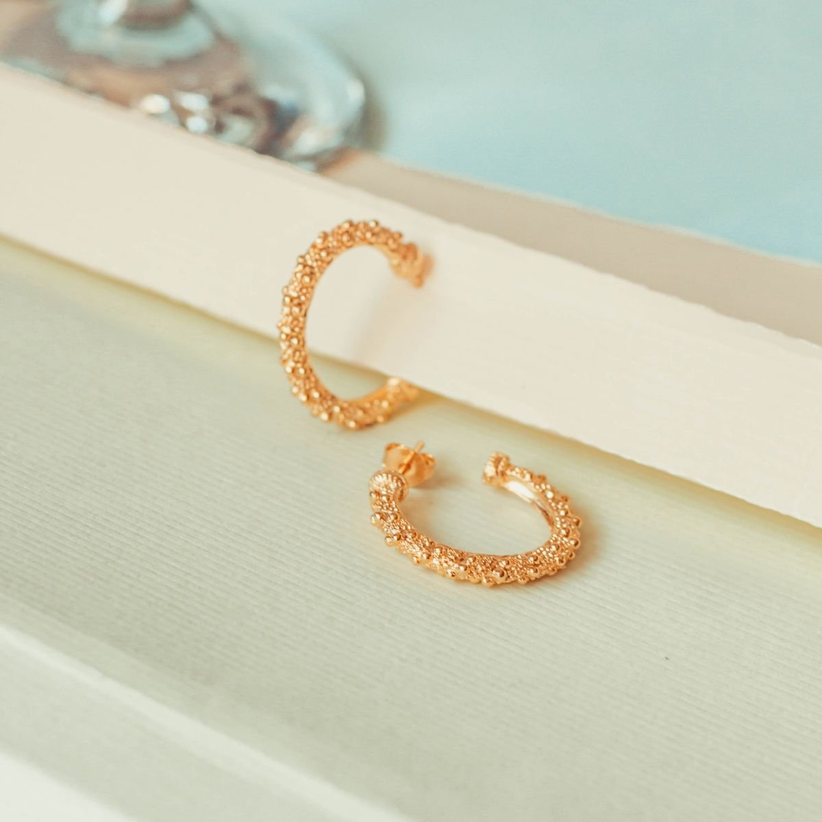 Brinco de argola média de esferas folheada a ouro 18k