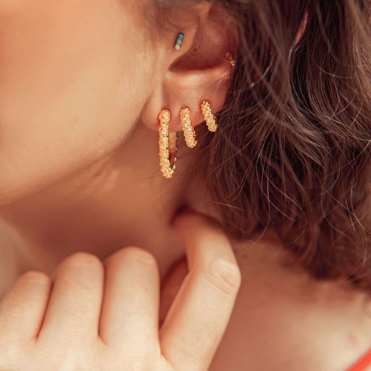 Brinco de argola média de esferas folheada a ouro 18k