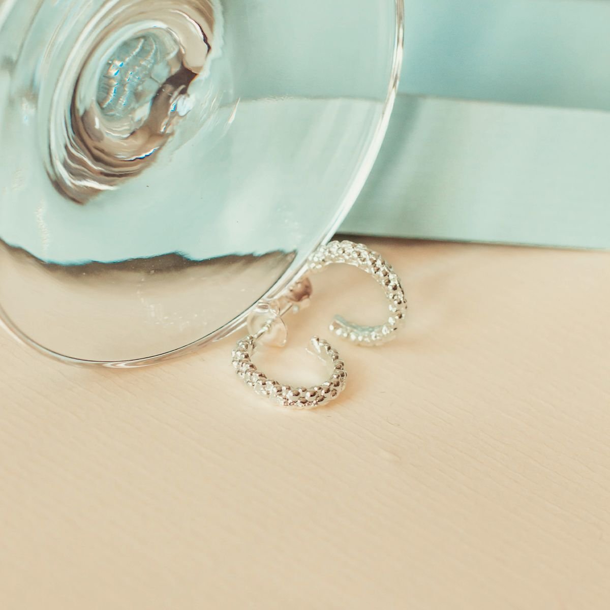 Brinco de argola média de esferas folheada a prata