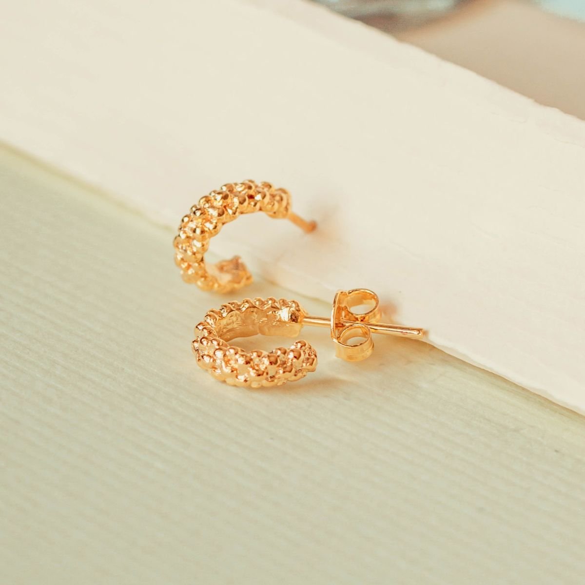 Brinco de argola pequena de esferas folheada a ouro 18k