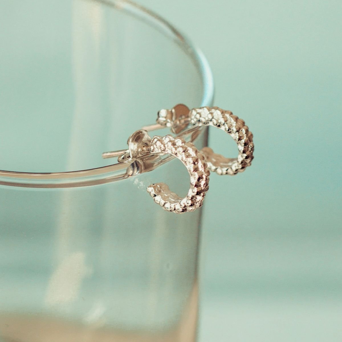 Brinco de argola pequena de esferas folheada a prata