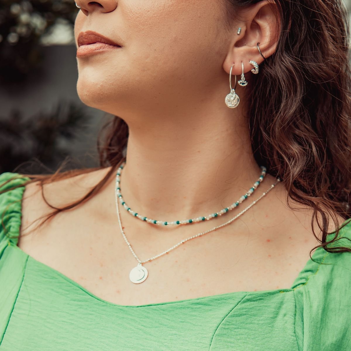 Brinco de argola pequena de esferas folheada a prata