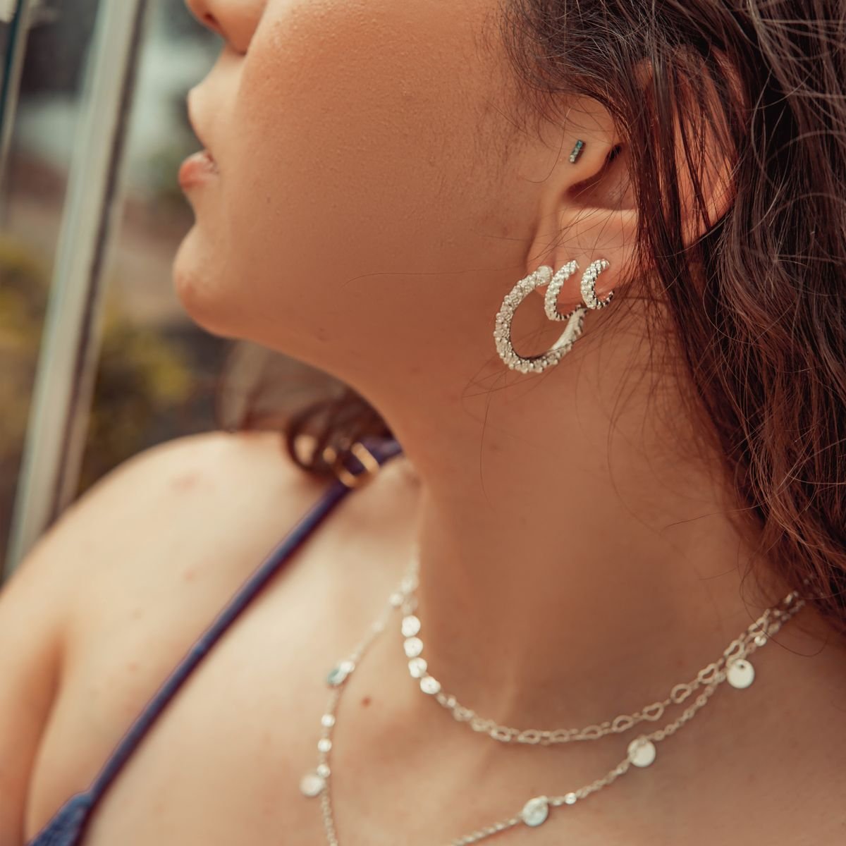 Brinco de argola pequena de esferas folheada a prata