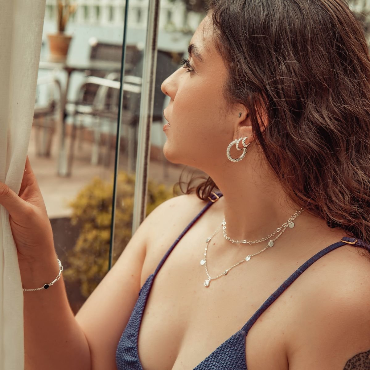 Brinco de argola pequena de esferas folheada a prata